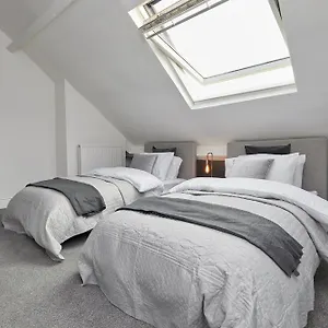 Your - Spacious 5 Bedroom House Sheffield
